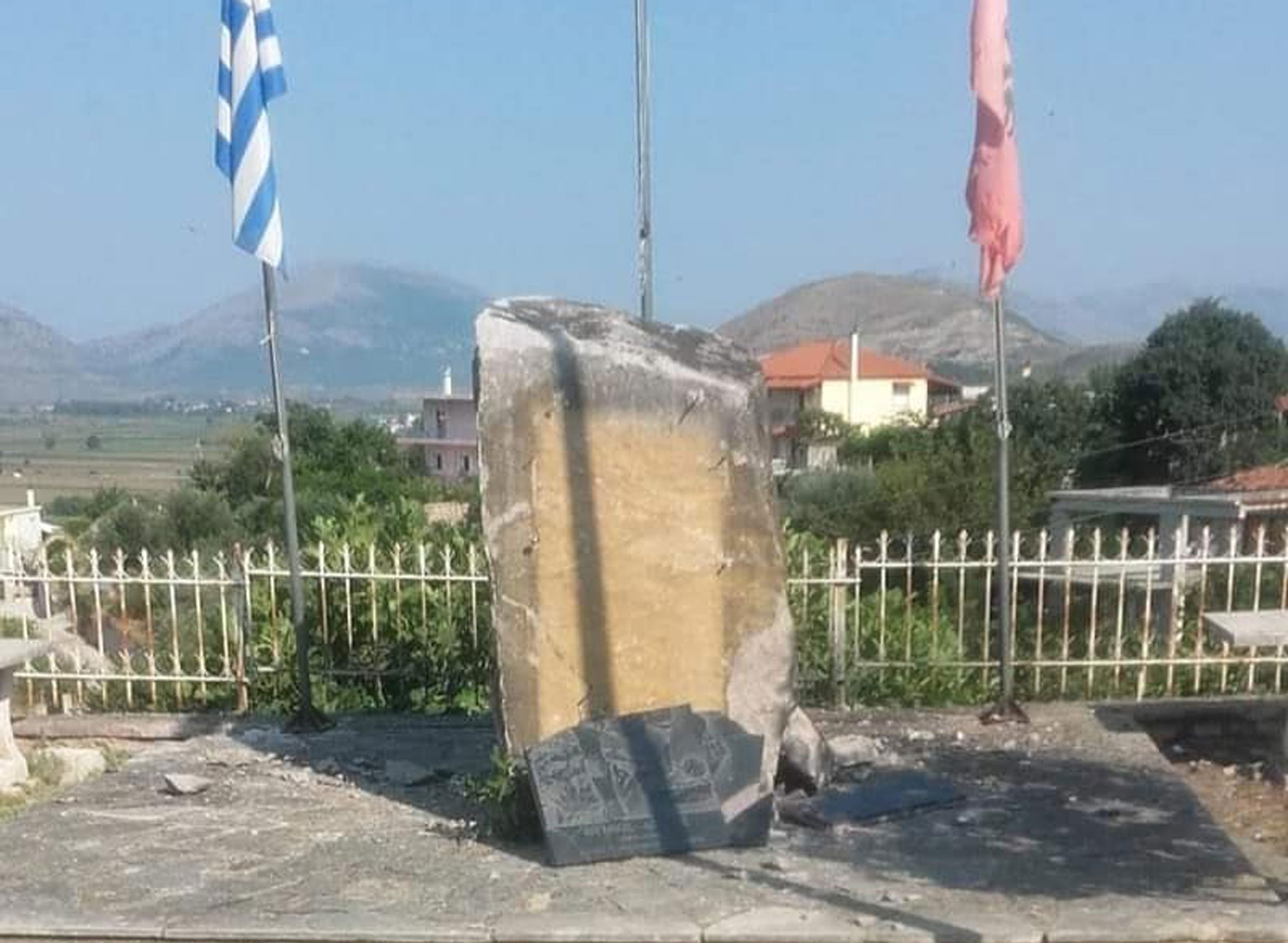 Αλβανία: Ανατίναξαν το μνημείο του αγωνιστή Θύμιου Λιώλη κι έγραψαν «Τσαμερία» [pics]