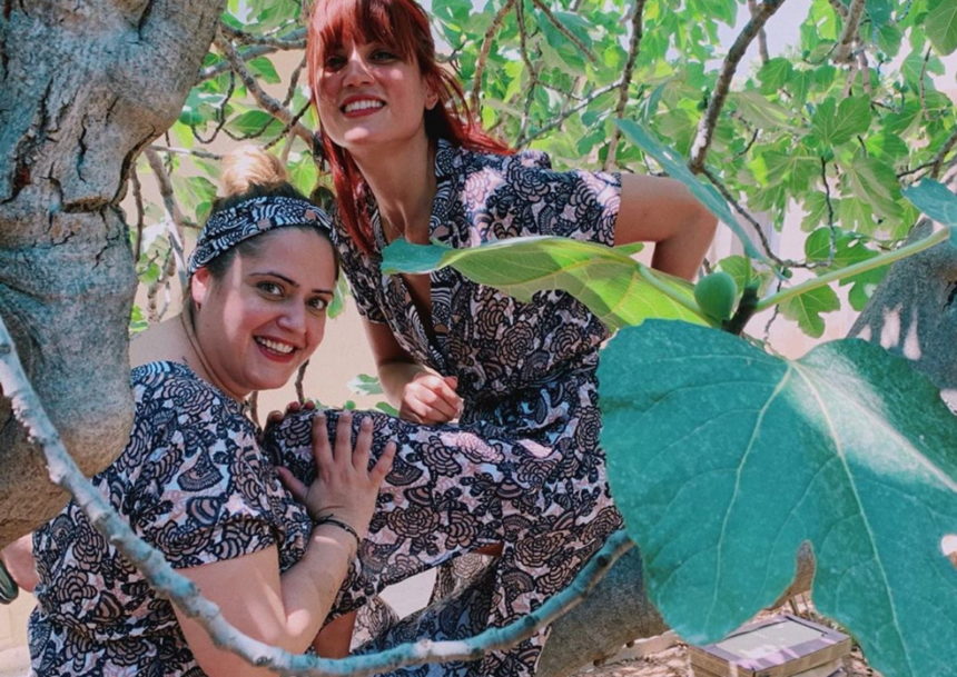 Ξέγνοιαστες στιγμές για τη Μαίρη Συνατσάκη και τη δίδυμη αδερφή της στο εξοχικό τους! [pics]