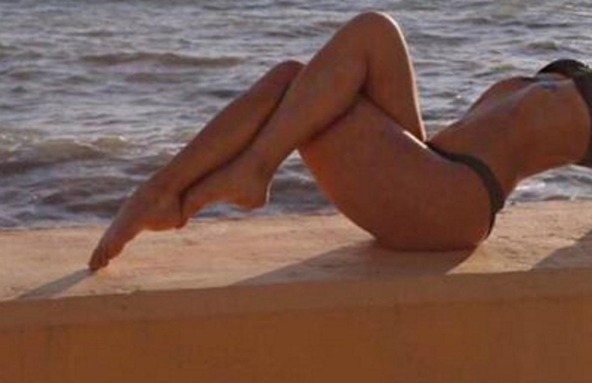 Γυμνάζεται με το καυτό μαγιό της και “μοιράζει” εγκεφαλικά στην παραλία!