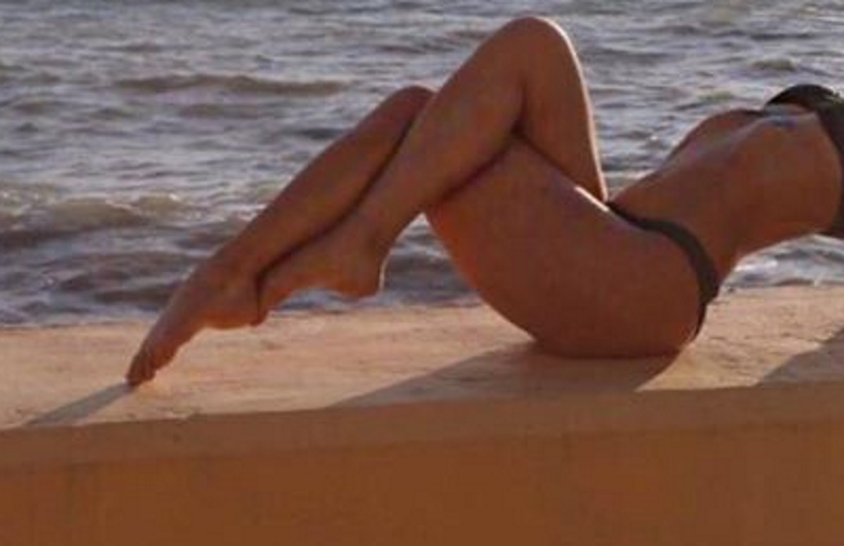 Γυμνάζεται με το καυτό μαγιό της και “μοιράζει” εγκεφαλικά στην παραλία!