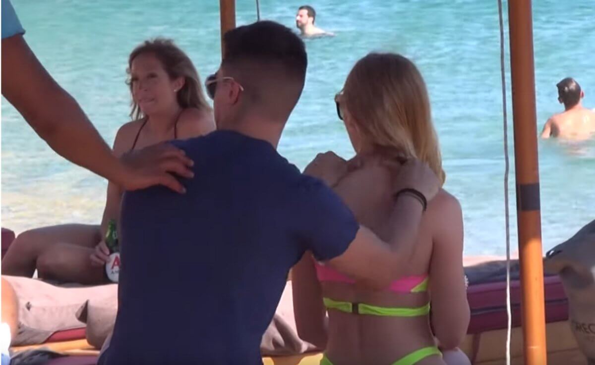 Μύκονος: Το μασάζ στην παραλία ολοκληρώθηκε με απρόβλεπτο τρόπο – Το σκούντημα στην πλάτη – video