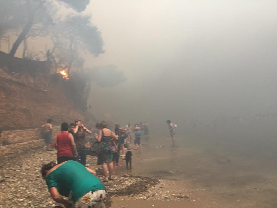 Φωτιά στο Μάτι: «Μας άφησαν να καούμε» – Μαρτυρίες που συγκλονίζουν ένα χρόνο μετά