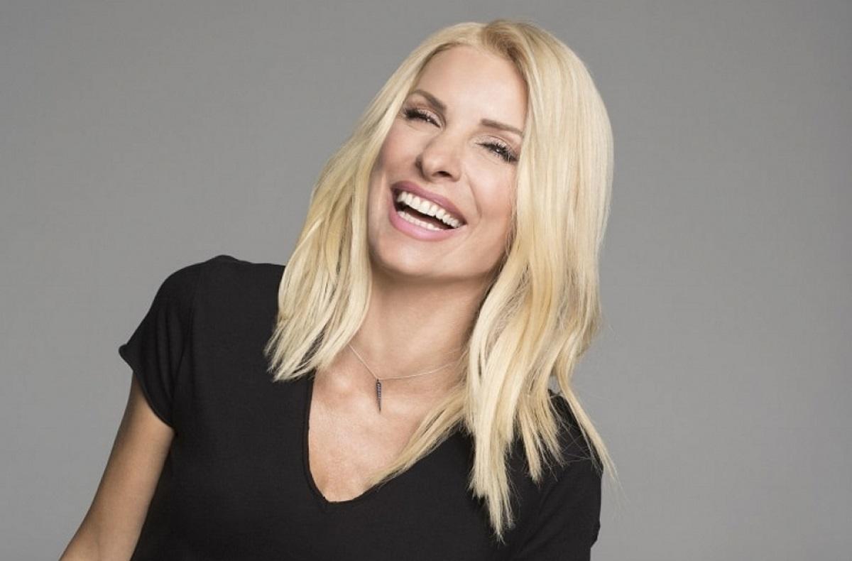 Η Ελένη Μενεγάκη ξύπνησε στα Άχλα και ποζάρει άβαφη στον φακό