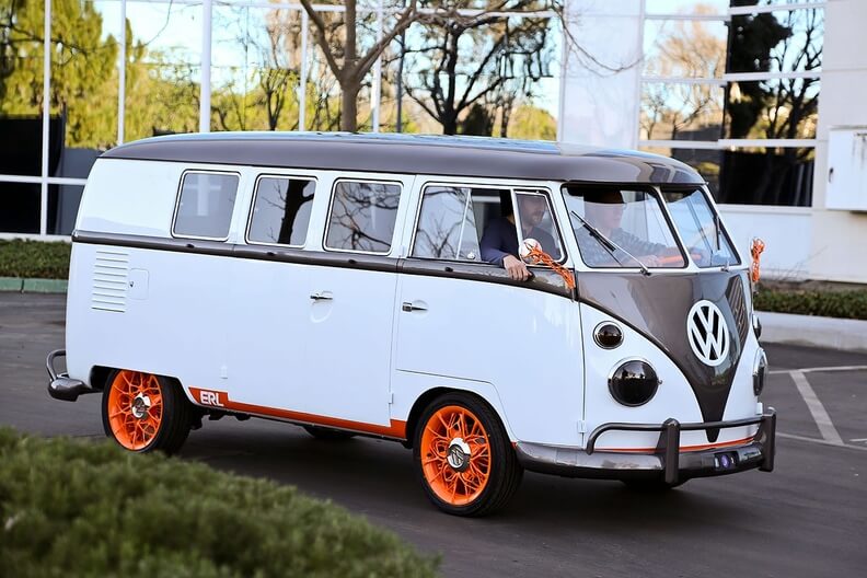 Ένα VW Microbus του 1962 μας δείχνει το μέλλον! [vid]