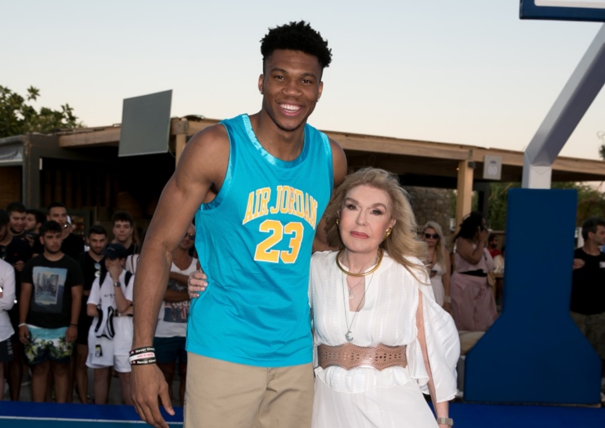 Καρέ καρέ η συνάντηση του Γιάννη Αντετοκούνμπο με την Μαριάννα Βαρδινογιάννη στη Μύκονο!