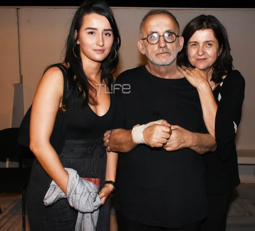 Θάνος Μικρούτσικος: Η σύζυγος και η κούκλα κόρη του στο πλευρό του στη συναυλία του!