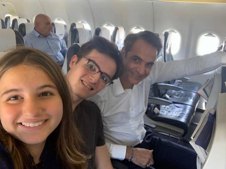 Εκλογές 2019: Selfie στο αεροπλάνο με τα παιδιά του ο Μητσοτάκης!