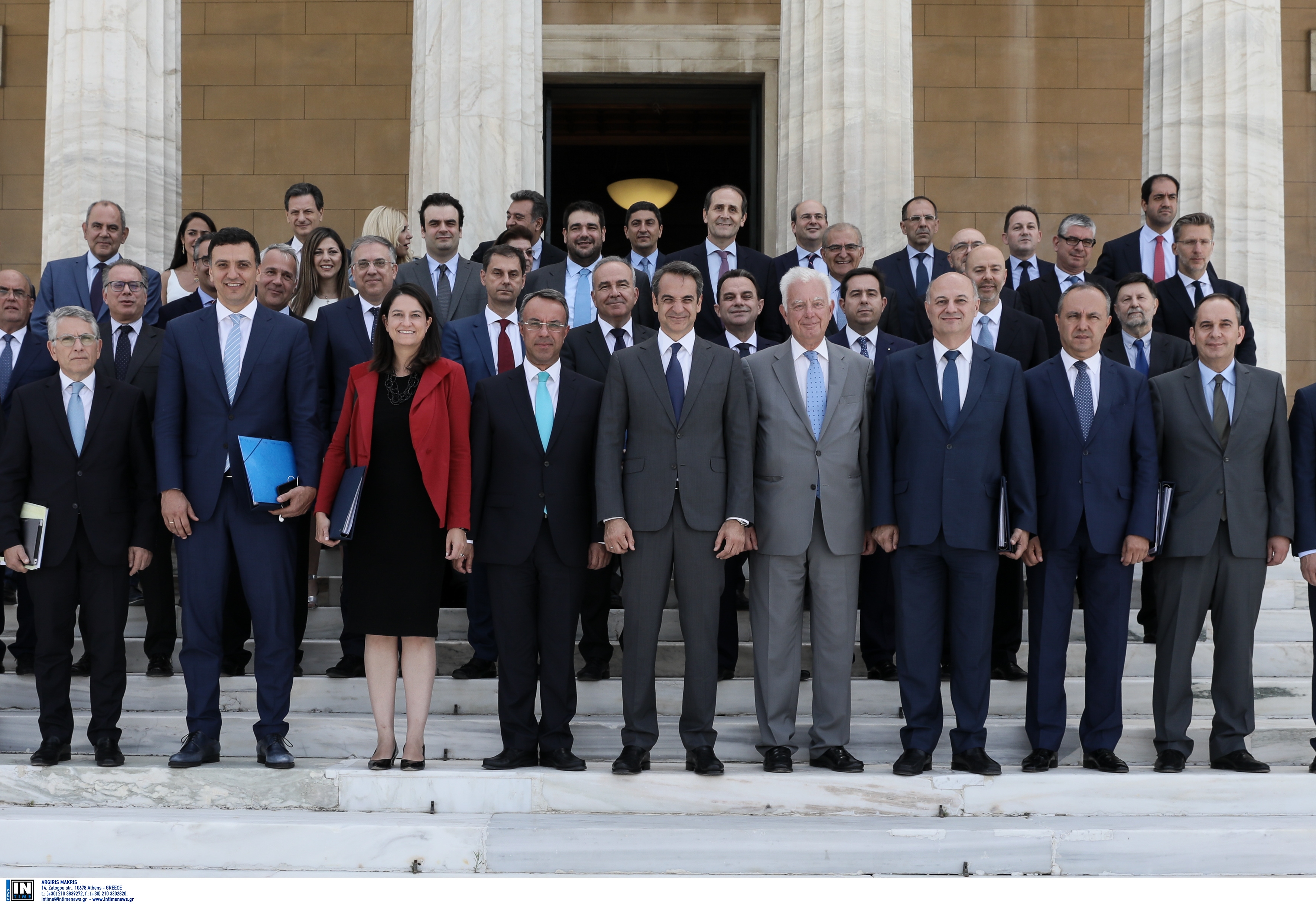 Η πρώτη οικογενειακή φωτογραφία της νέας κυβέρνησης ήταν… (σχεδόν) όλη μπλε