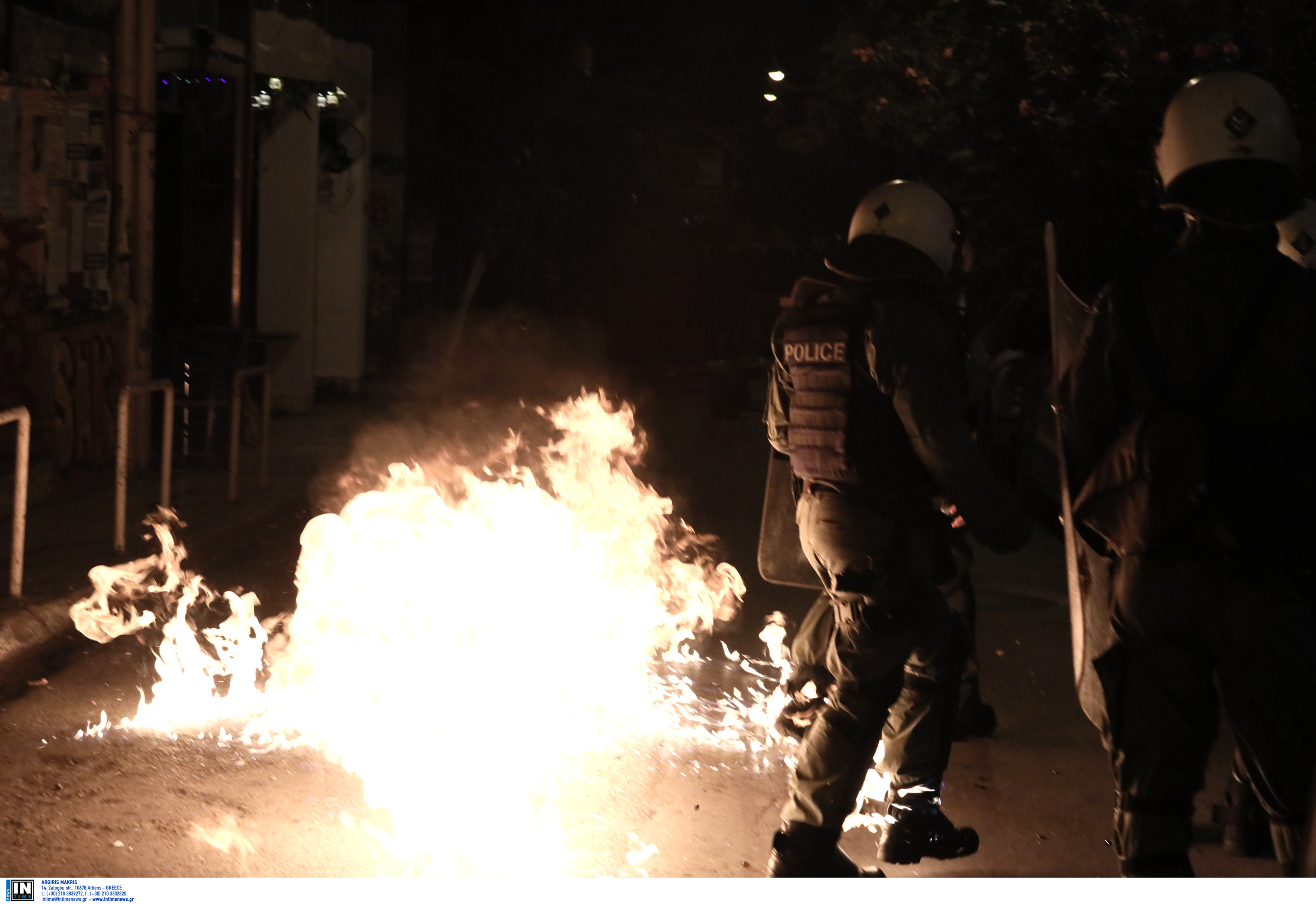 Κουκουλοφόροι επιτέθηκαν  με μολότοφ στο ΑΤ Ακροπόλεως