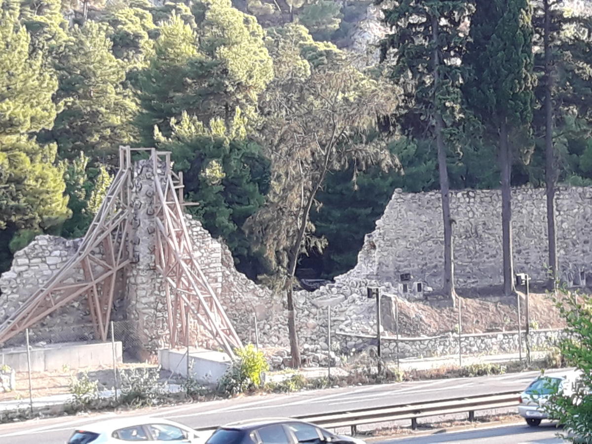 Σεισμός στην Αθήνα: Κατέρρευσε κομμάτι του οχυρωματικού τείχους στη Μονή Δαφνίου [pics]