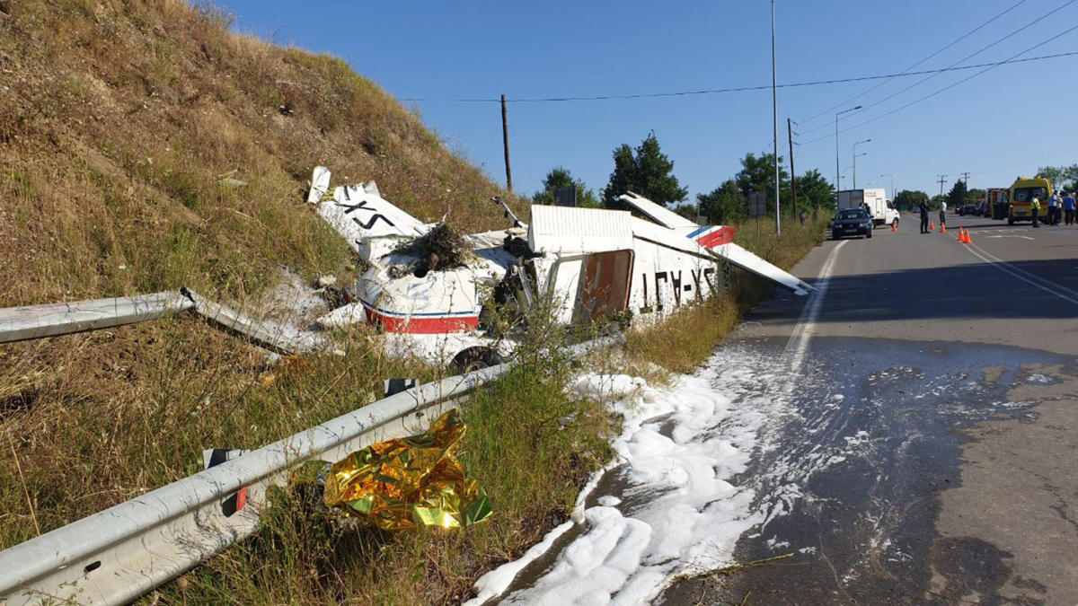 Γρεβενά: Εικόνες σοκ από τη “βαριά” προσγείωση μονοκινητήριου αεροπλάνου – video