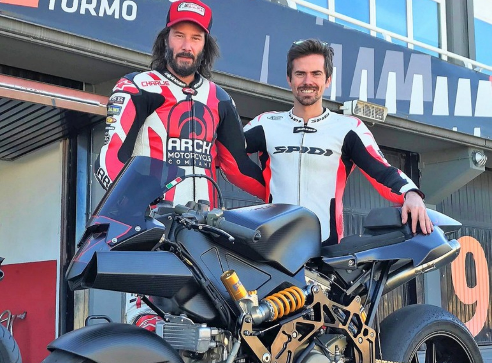 15 διάσημοι άνδρες που λατρεύουν τις μοτοσικλέτες