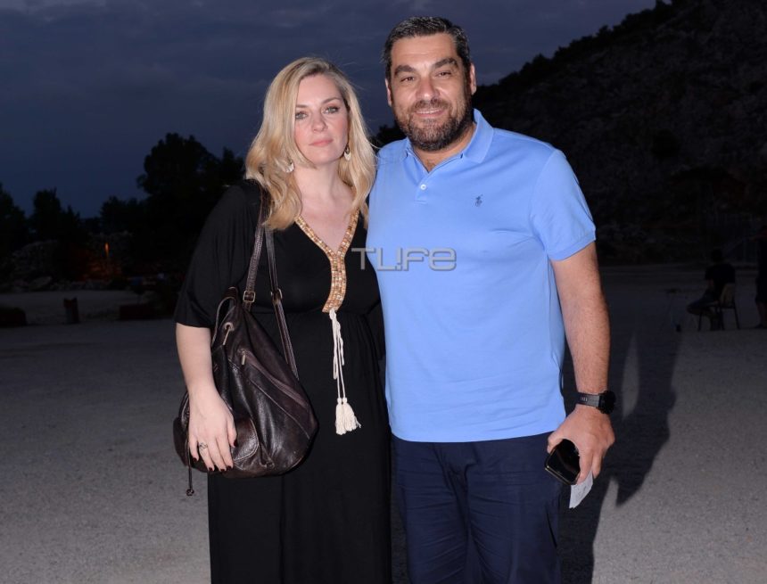 Ελισάβετ Μουτάφη – Μάνος Νιφλής: Στην επίσημη πρεμιέρα του αδελφού της ηθοποιού στο Θέατρο Πέτρας