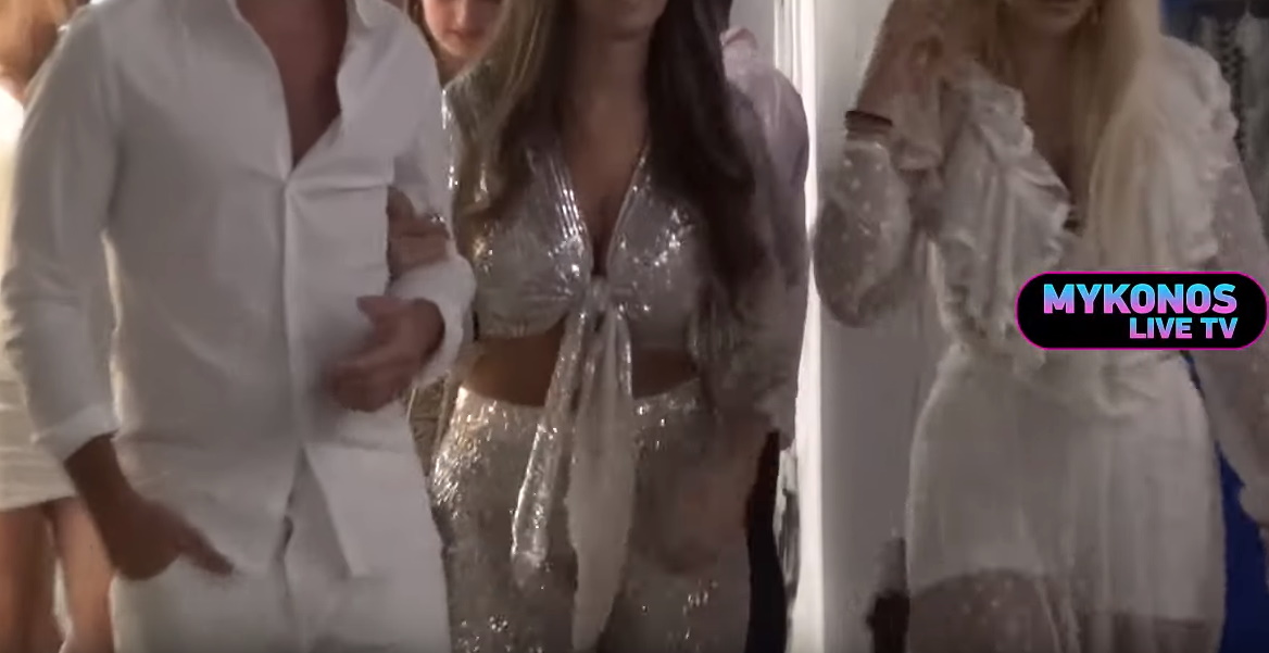Εμφανίστηκαν απαστράπτουσες στη Μύκονο! Τους τύφλωσαν στα Ματογιάννια!