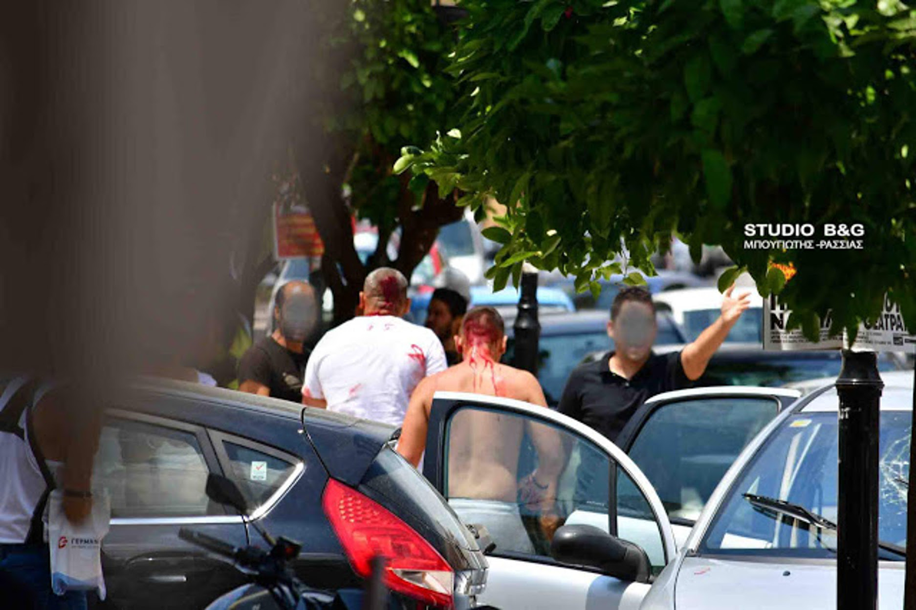 Ναύπλιο: Άγριο ξύλο και μαχαιρώματα έξω από το Εργατικό Κέντρο! Εικόνες που σοκάρουν – video