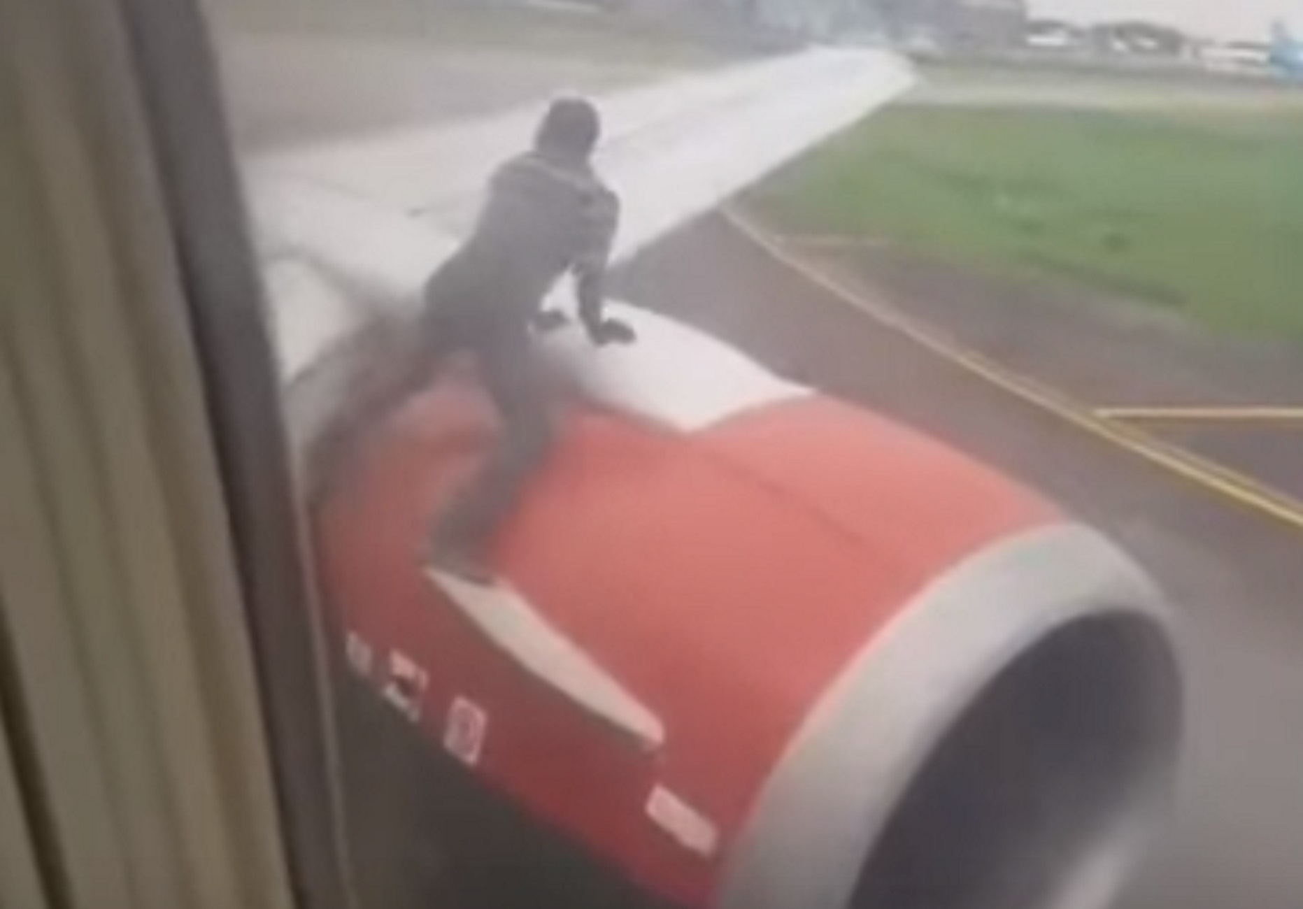 Νιγηρία: Άνδρας ανέβηκε σε φτερό αεροπλάνου την ώρα της απογείωσης – video