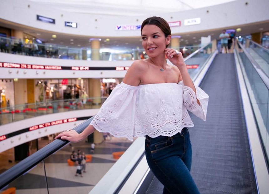 Το αβυσσαλέο ντεκολτέ της Νικολέττας Ράλλη μέσα στο κατακόκκινο μαγιό της “κόλασε” το Instagram