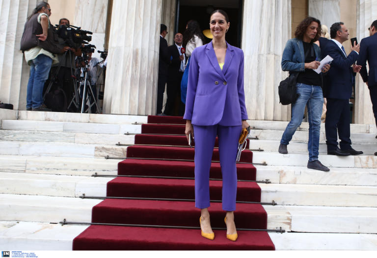 Οι ωραίες της Βουλής και η γυναίκα μυστήριο [pics]