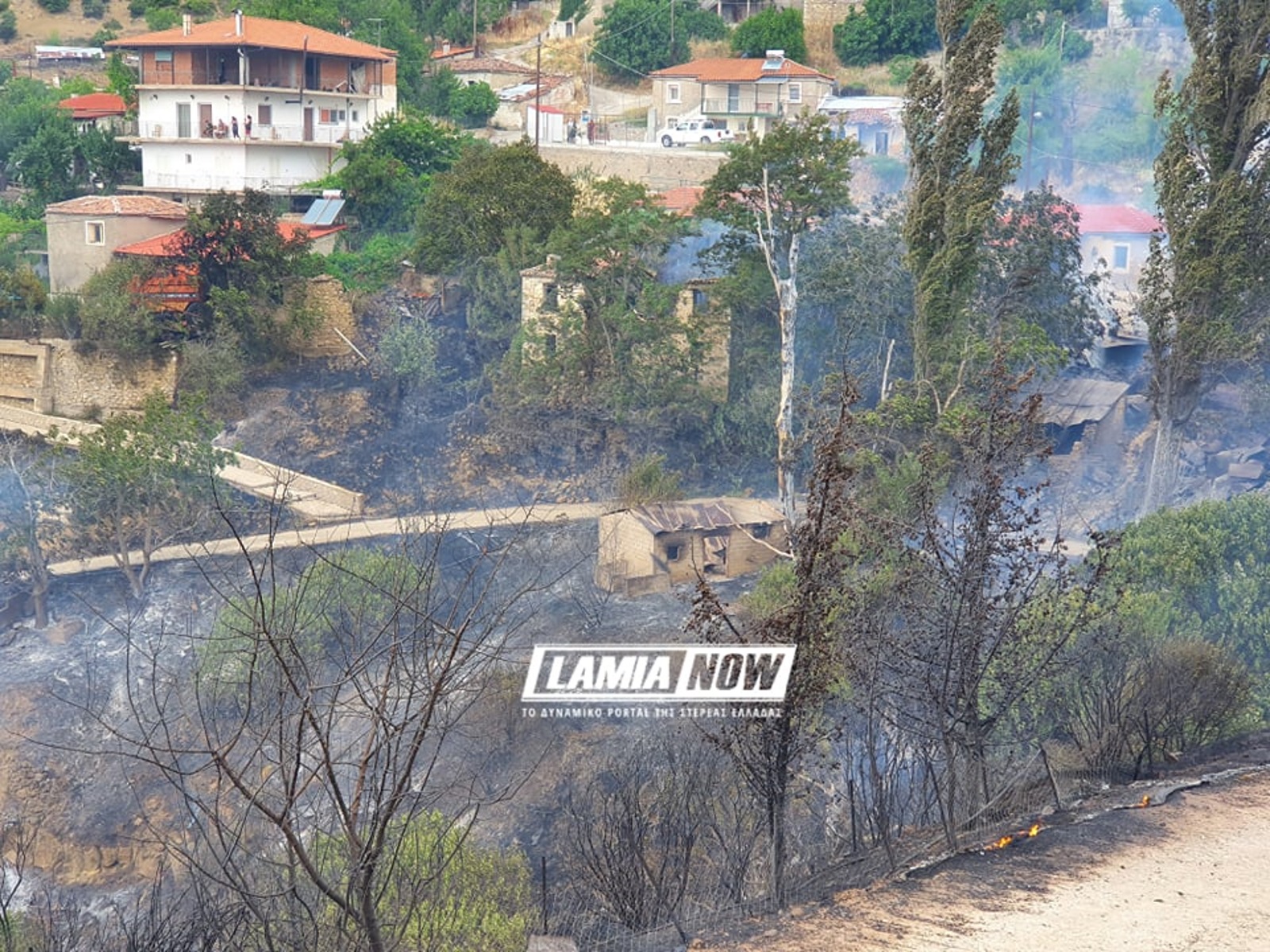 Φωτιά στη Φθιώτιδα: Στον οικισμό μπήκε η φωτιά – Κάηκαν αποθήκες