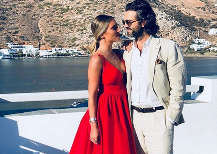 Τα παιχνίδια της Αθηνάς Οικονομάκου με τον σύζυγό της, Φίλιππο Μιχόπουλο, στην παραλία! [video]
