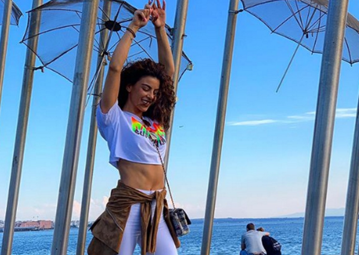 Το αβυσσαλέο ντεκολτέ της Ειρήνης Παπαδοπούλου ανεβάζει τη θερμοκρασία στα ύψη!