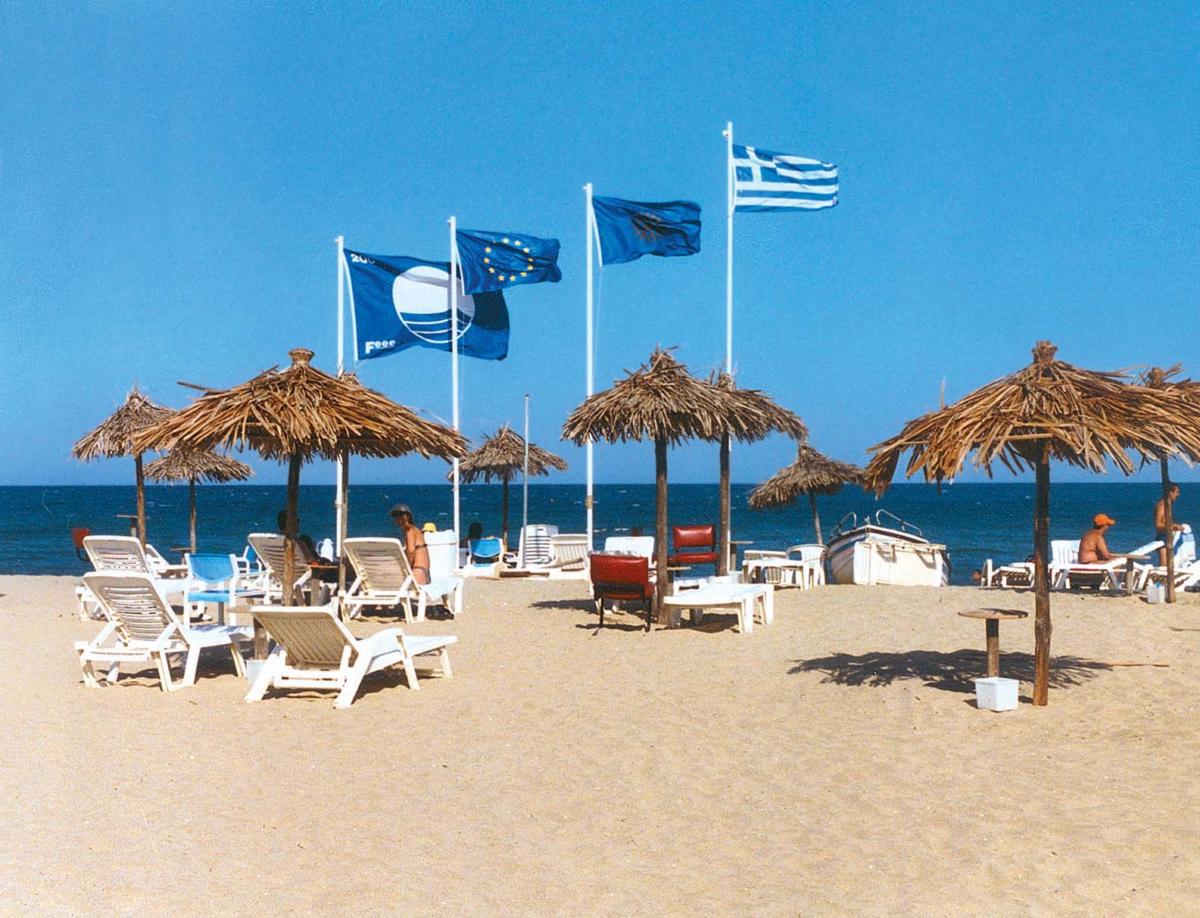 «Κατεβαίνουν» 17 “Γαλάζιες Σημαίες” – Δείτε σε ποιες παραλίες