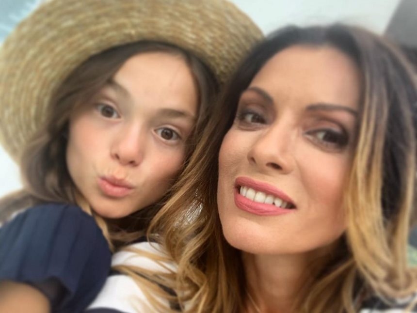 Η 11χρονη κόρη της Αλεξάνδρας Πασχαλίδου διαλέγει της μπομπονιέρες της βάπτισής της [Pic]