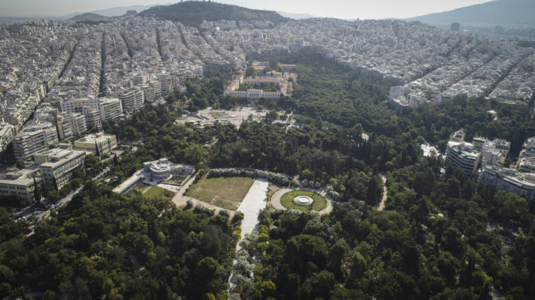 Πήγε να βάλει φωτιά στον Πεδίον του Άρεως! Χειροπέδες σε 35χρονη