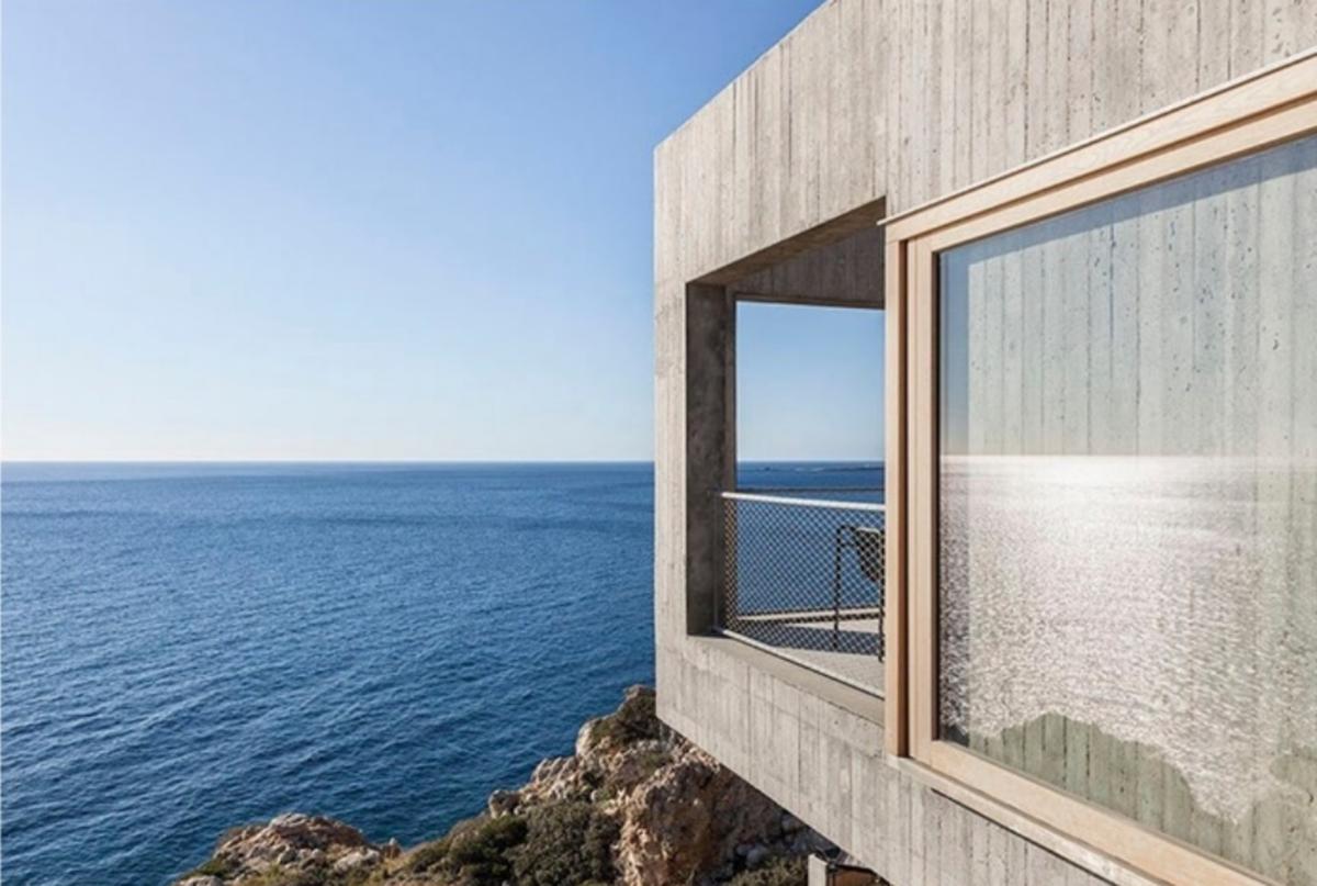 Αιωρούμενο πάνω από το Αιγαίο: Το “Patio House” στην Κάρπαθο