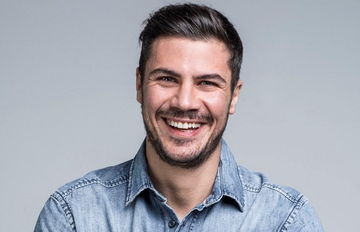 “Η μάνα μου λατρεύει τον Άκη, μπαίνει και βλέπει τι κάνει”