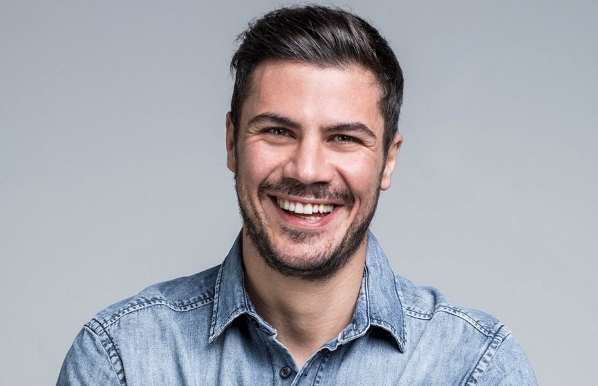 “Η μάνα μου λατρεύει τον Άκη, μπαίνει και βλέπει τι κάνει”