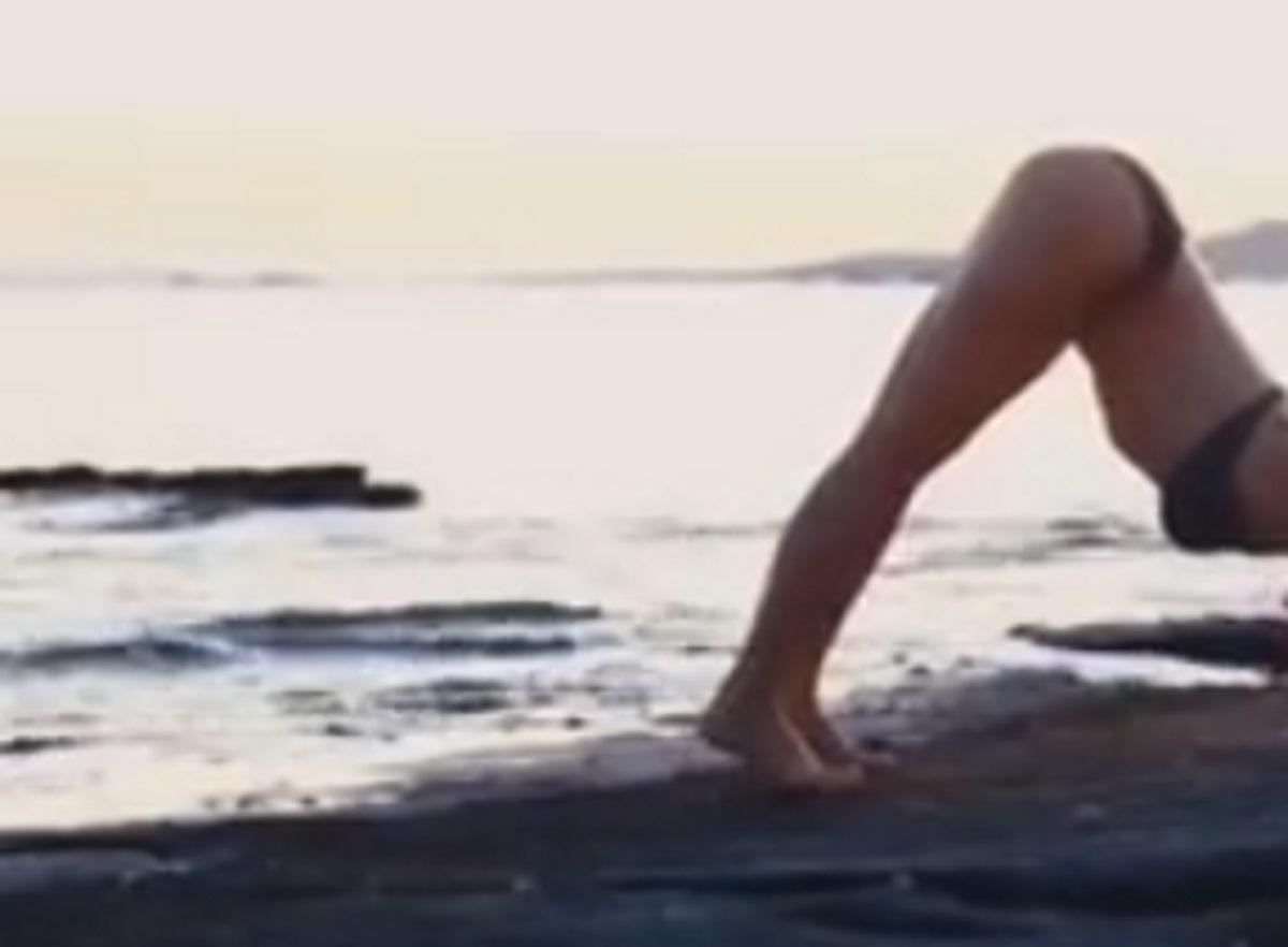 Γυμνάζεται στην παραλία και αναστατώνει τους λουόμενους!