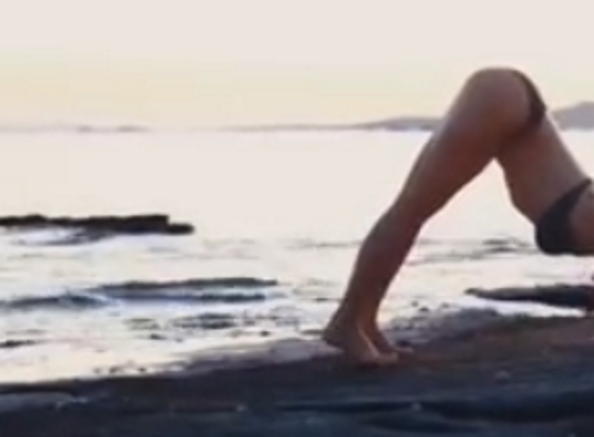 Γυμνάζεται στην παραλία και αναστατώνει τους λουόμενους!