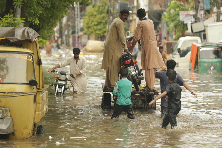 270 οι νεκροί από τις φονικές πλημμύρες σε Ινδία, Πακιστάν και Μπαγκλαντές