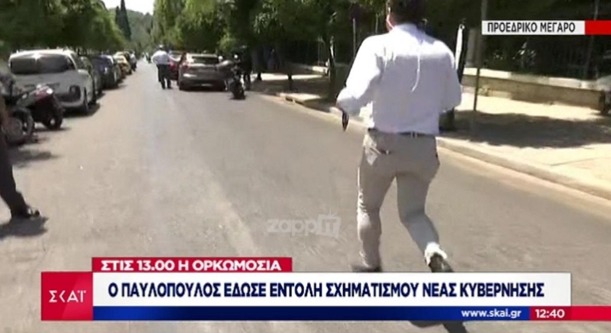 Ο δημοσιογράφος του ΣΚΑΪ κυνηγά τον Κυριάκο και την Μαρέβα έξω από το Προεδρικό! – Βίντεο