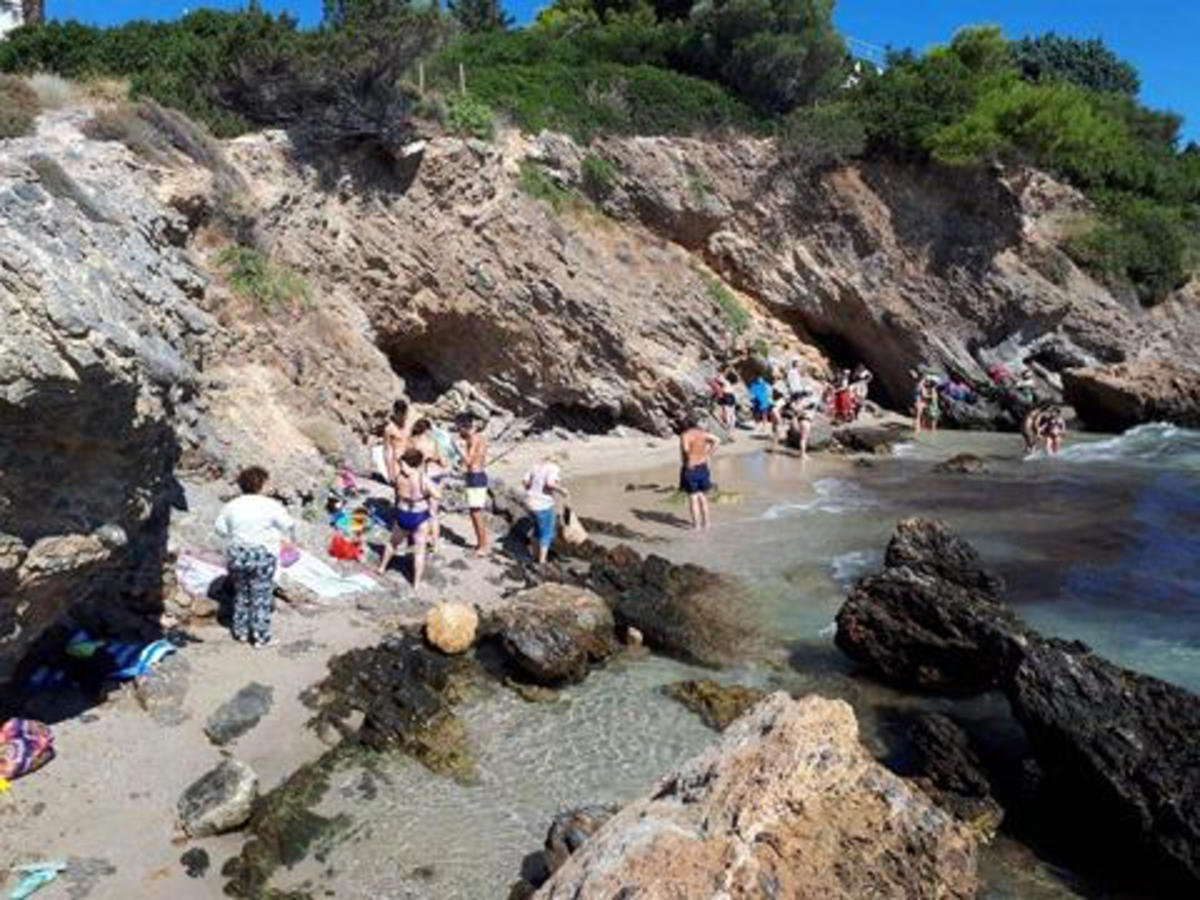 Πόρτο Ράφτη: Βράχος κινδυνεύει να πέσει σε παραλία με κόσμο