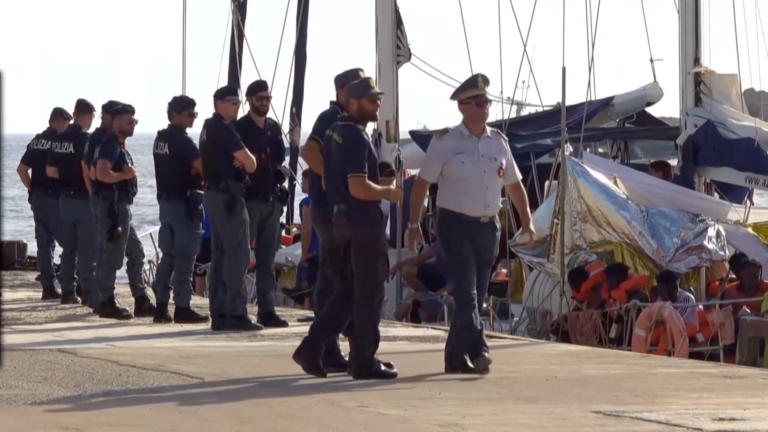 Σοκάρει ο Έλληνας διασώστης που "έδεσε" με το πλοίο Άλεξ στην Λαμπεντούζα - "Ο Σαλβίνι μας στέλνει πίσω στην θάλασσα"