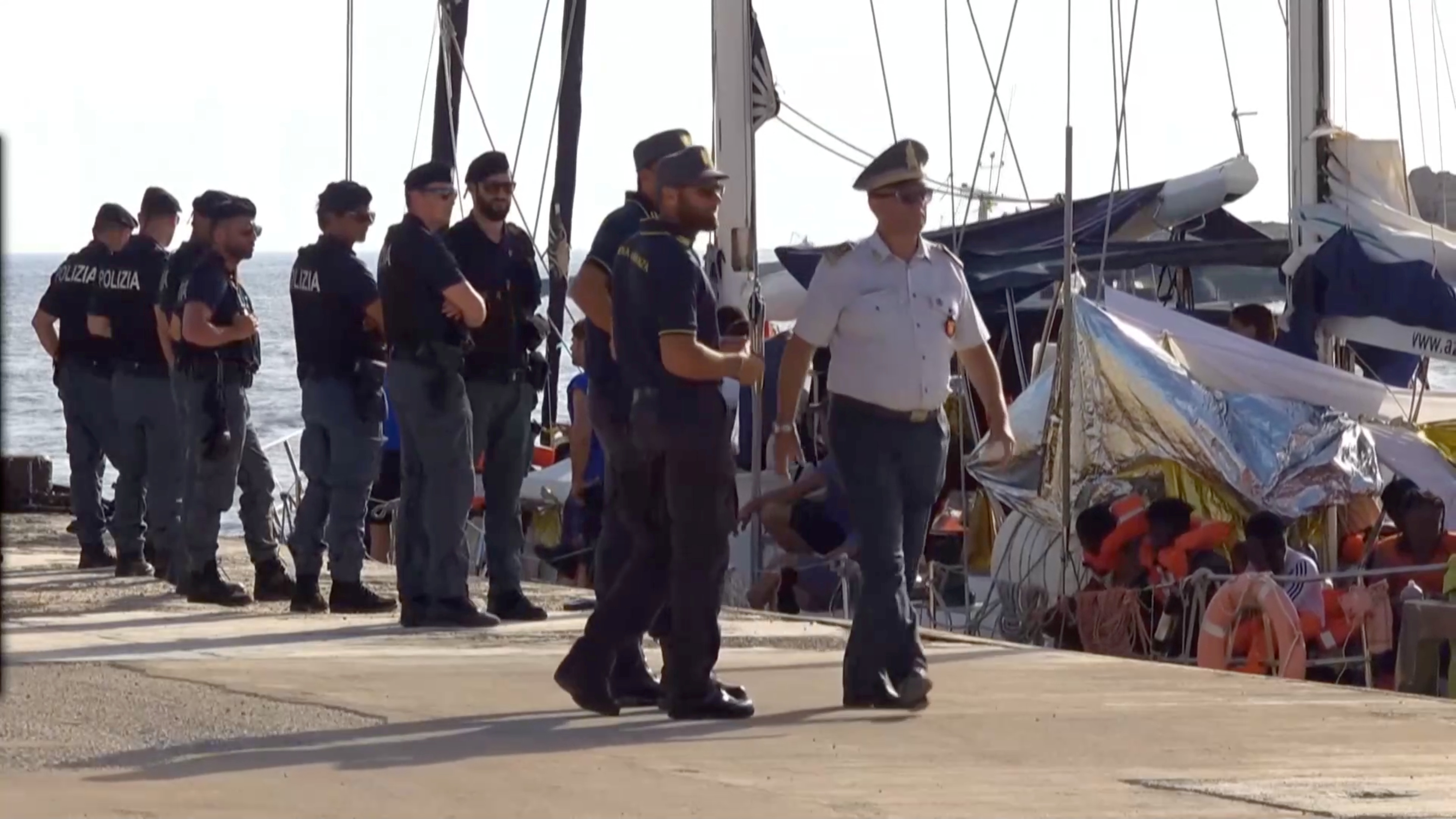 Ιταλία: Σοκάρει ο Έλληνας διασώστης που “έδεσε” με το πλοίο Άλεξ στην Λαμπεντούζα – video