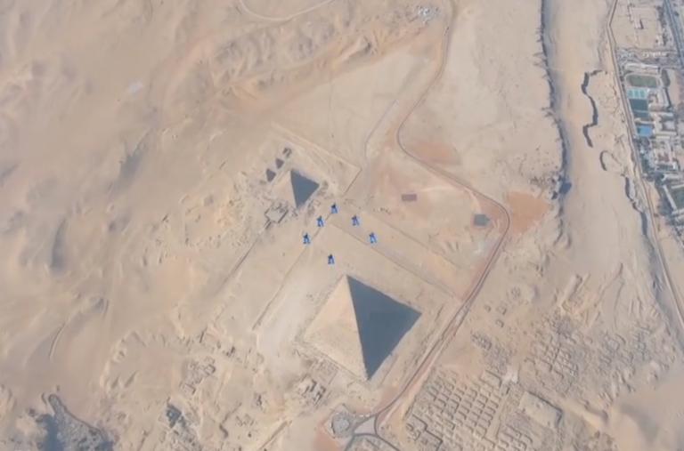 Ελεύθερη πτώση πάνω από τις πυραμίδες – Το βίντεο που κόβει την ανάσα