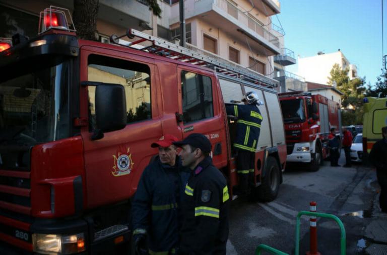 Απεγκλωβίστηκε γυναίκα από φλεγόμενο διαμέρισμα στον Άλιμο - Ελέγχεται η φωτιά στο Λαύριο