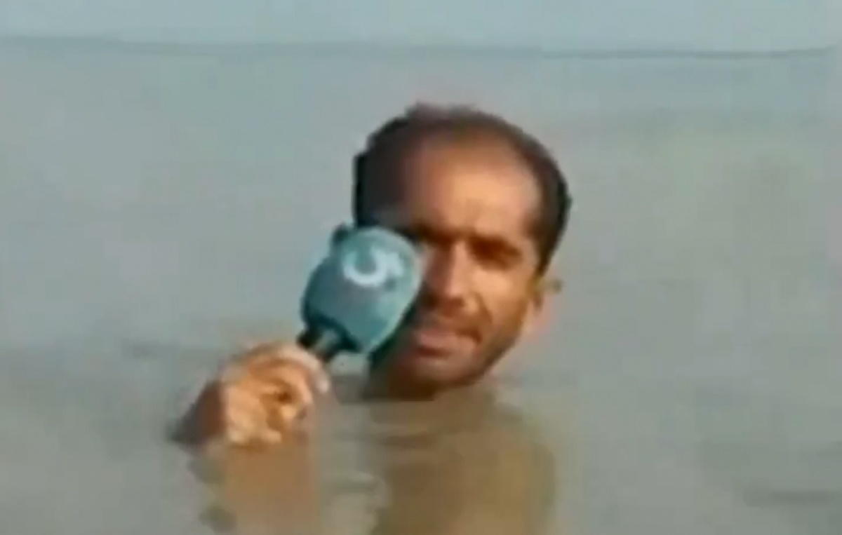 Ο… βυθισμένος ρεπόρτερ με το μικρόφωνο που έγινε viral σε όλο τον πλανήτη