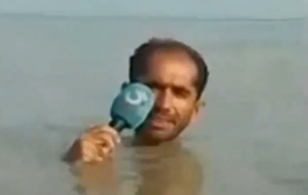 Ο… βυθισμένος ρεπόρτερ με το μικρόφωνο που έγινε viral σε όλο τον πλανήτη
