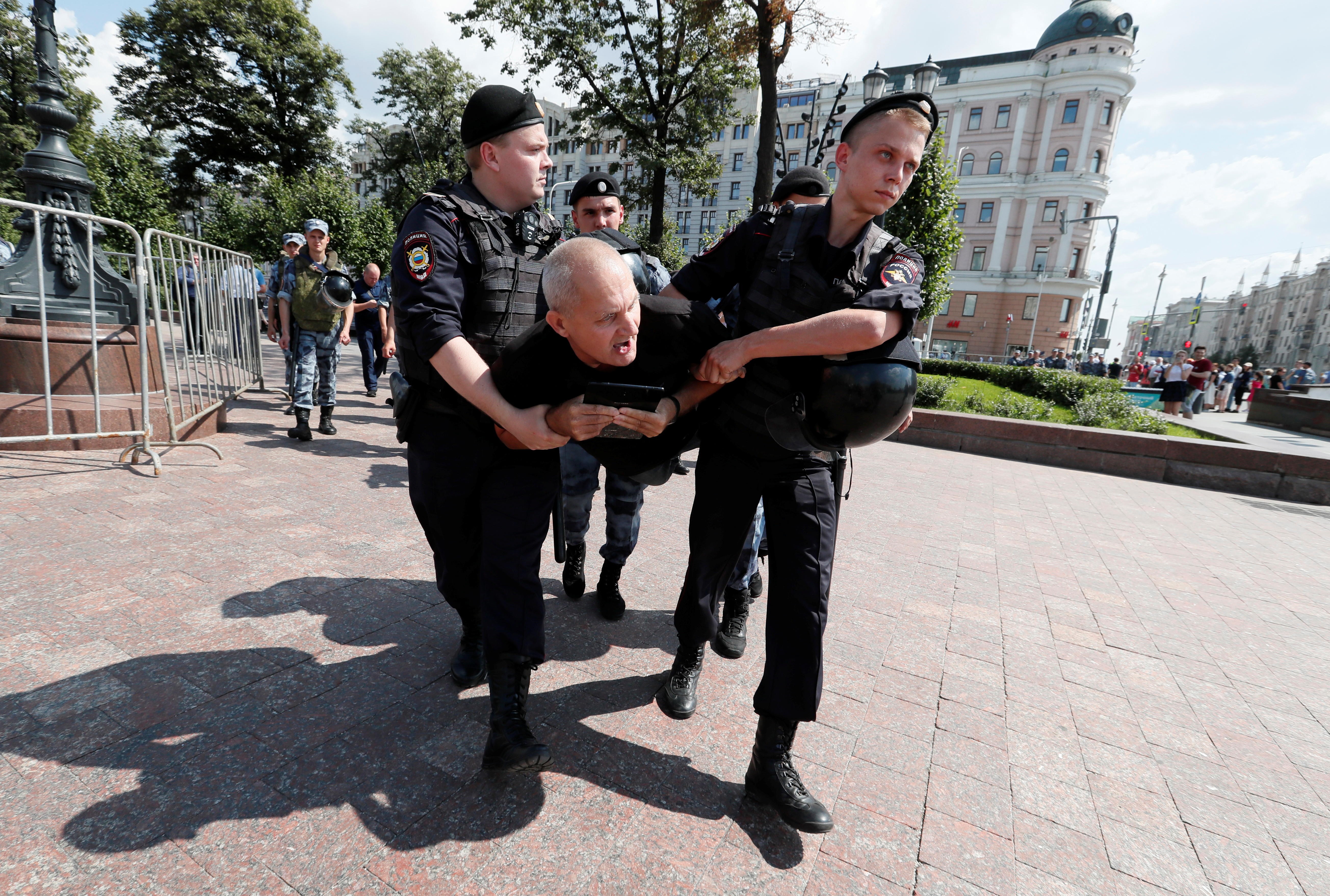 Μόσχα: Δεκάδες συλλήψεις διαδηλωτών έξω από το Δημαρχείο [pics]