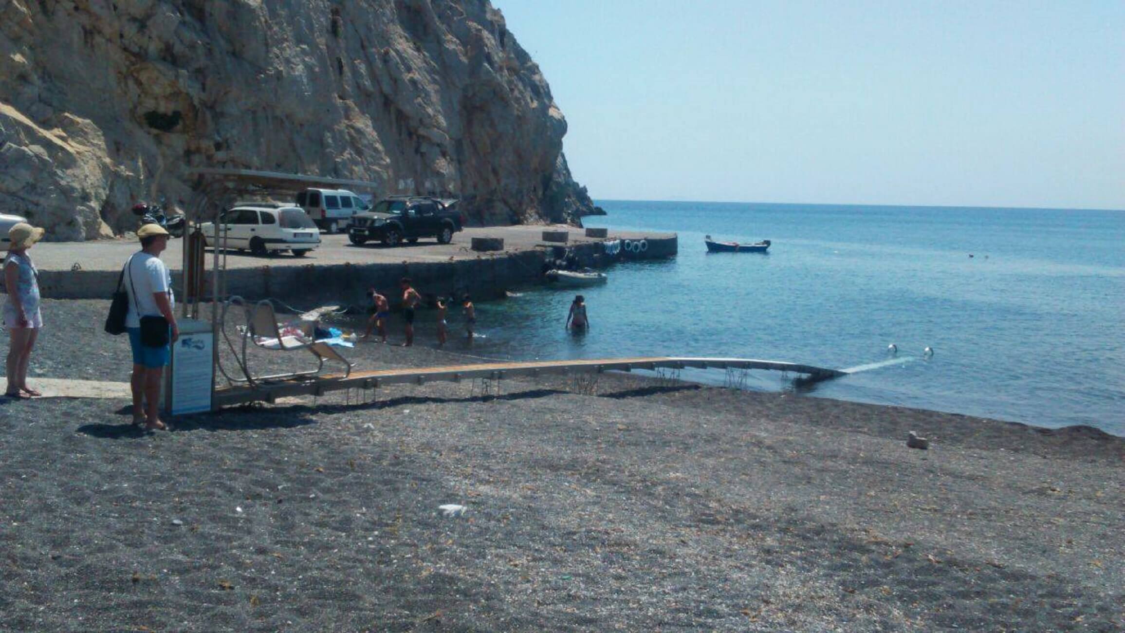 Σαντορίνη: Ντροπή! Έδεσε το φουσκωτό σε ράμπα για ΑμεΑ και τη χάλασε