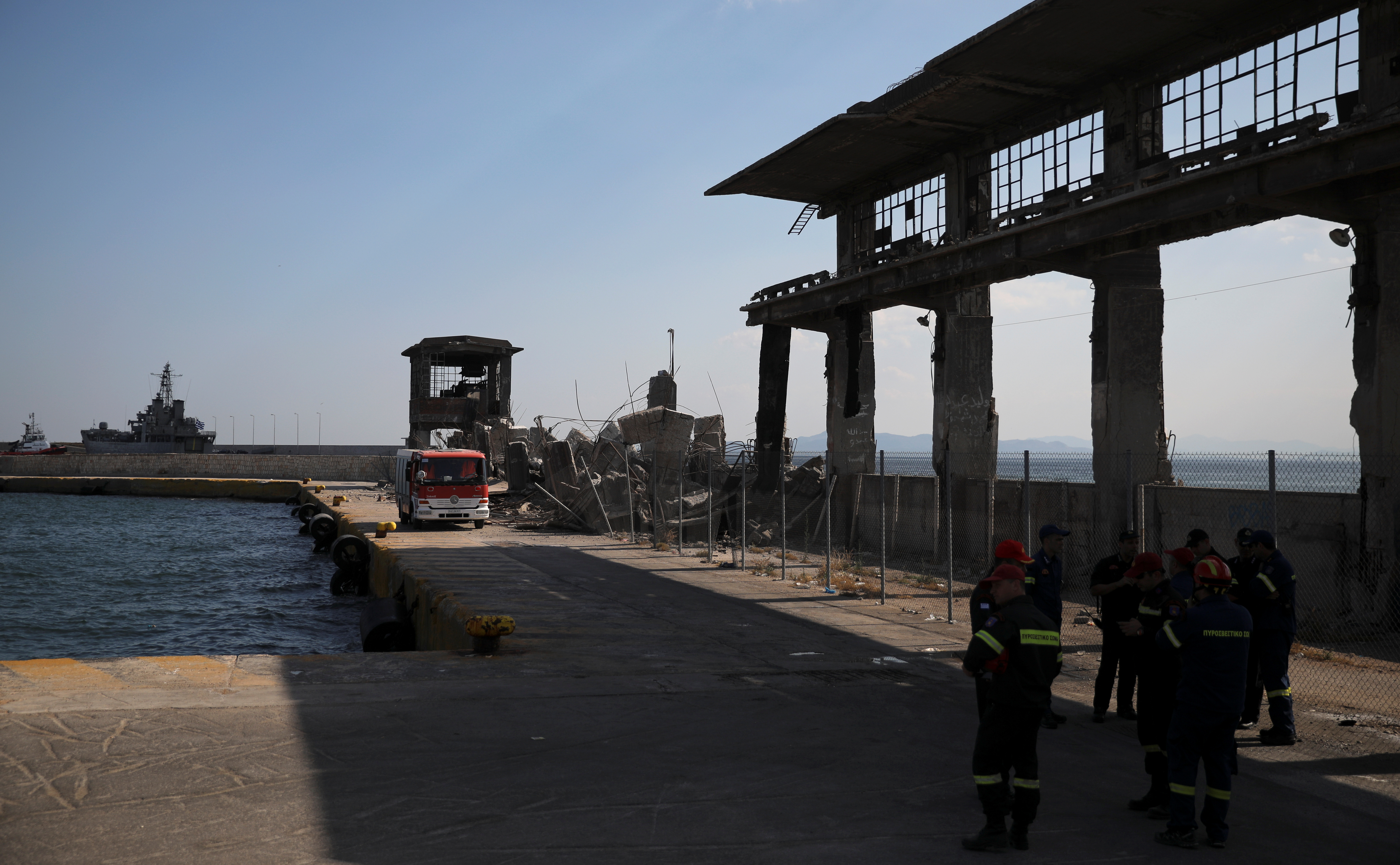 Σεισμός στην Αθήνα: Κατέρρευσε κτίσμα στο λιμάνι του Πειραιά! Ξεκόλλησαν κάγκελα από μπαλκόνι – video