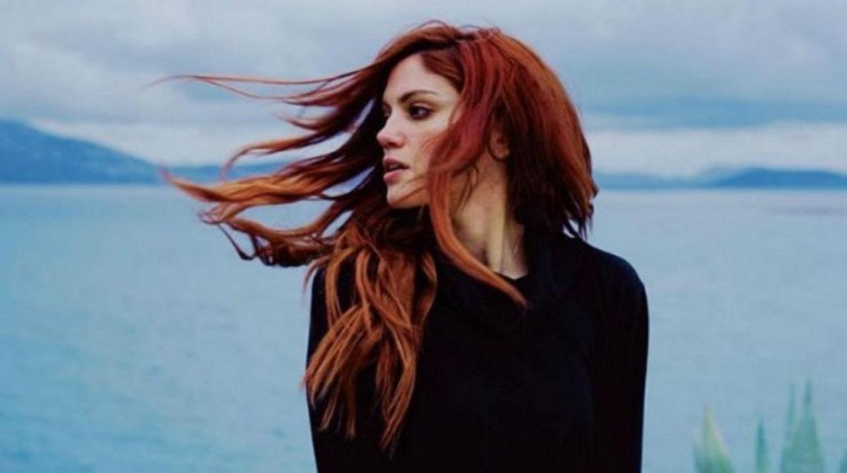 Σκέτη απόλαυση η Μαίρη Συνατσάκη! Ποζάρει στα βράχια και ανεβάζει τη θερμοκρασία!