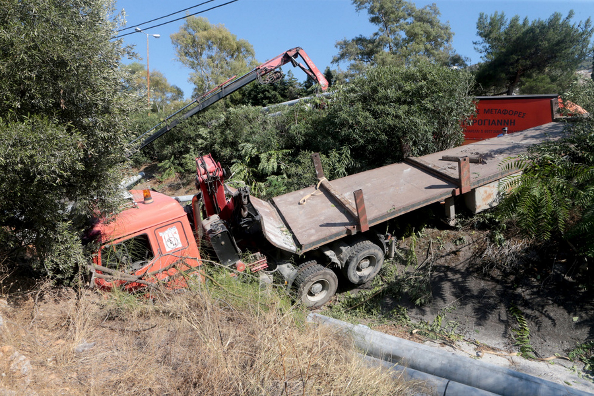 Φορτηγό έπεσε σε χαντάκι στην περιοχή του Σκαραμαγκά