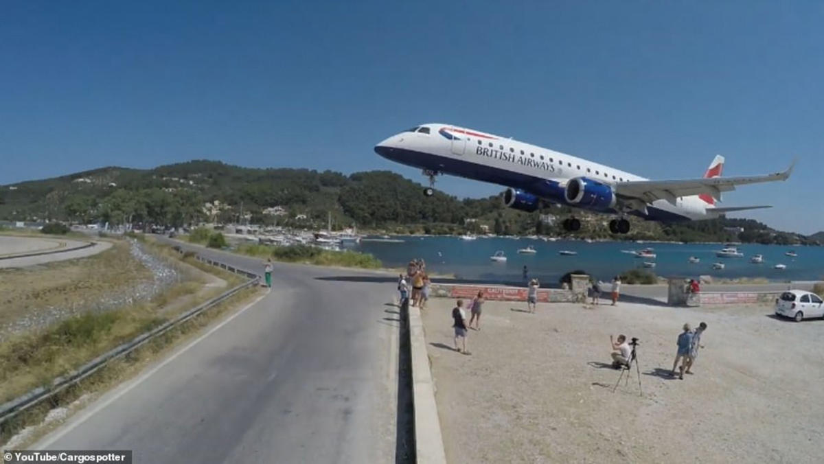 Σκιάθος: Αεροπλάνο περνά “ξυστά” πάνω από τα κεφάλια τουριστών! Βίντεο που κόβει την ανάσα