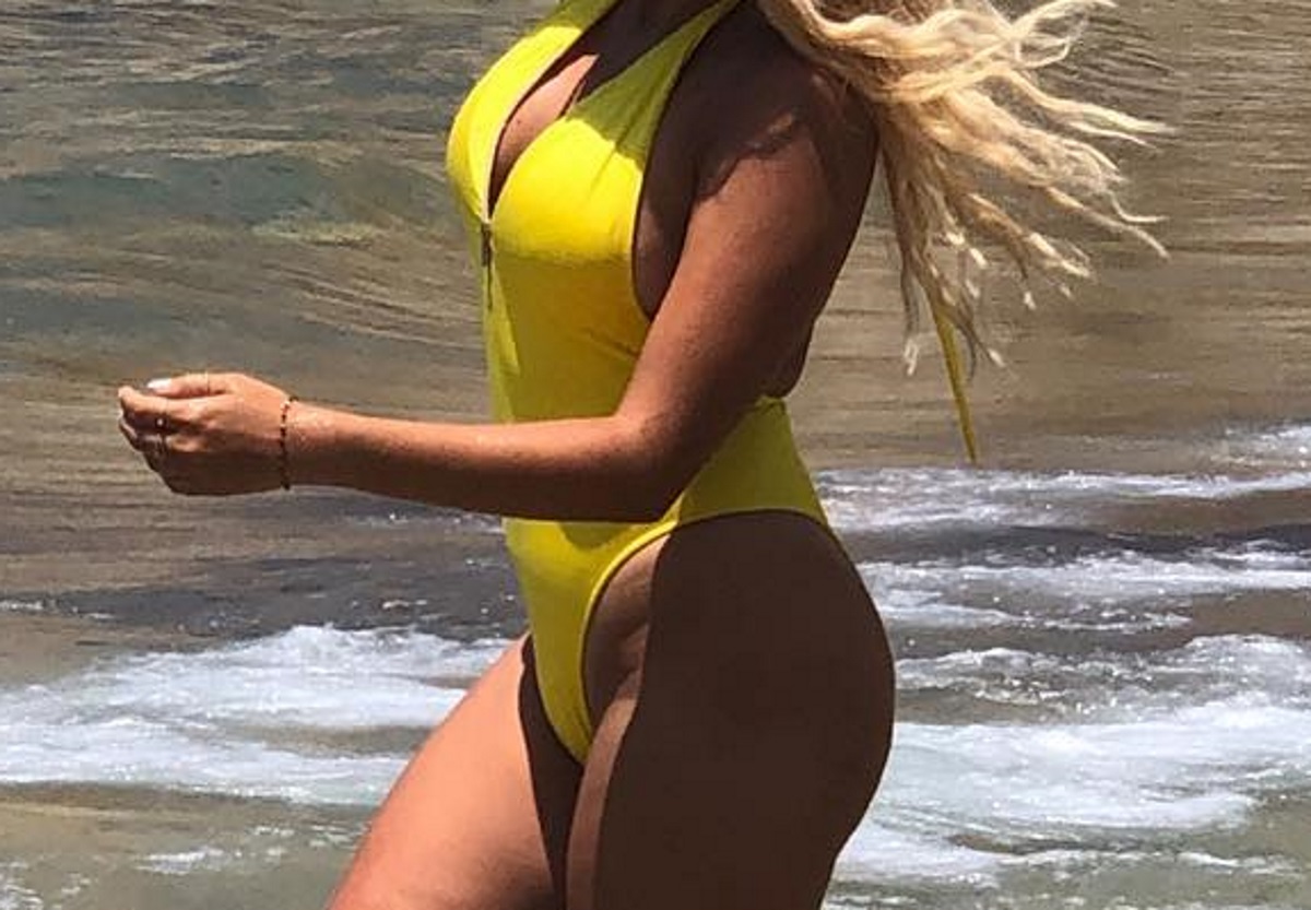 Αναστάτωσε την Πάτμο με το αποκαλυπτικό της μπούστο!