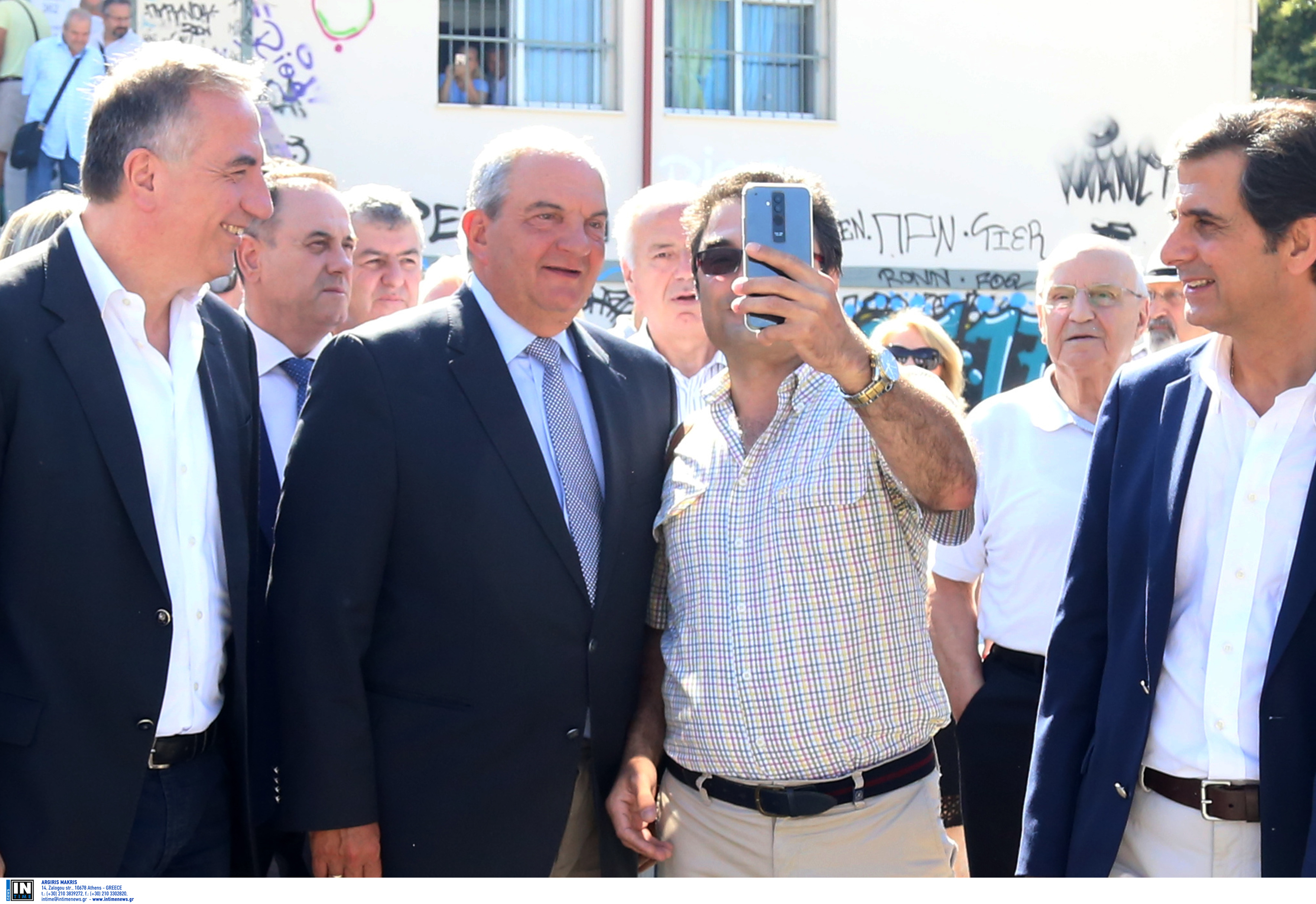 Εκλογές 2019: Ψήφισε στη Θεσσαλονίκη ο Κώστας Καραμανλής και μετά selfies, αγκαλιές και χαμόγελα – video
